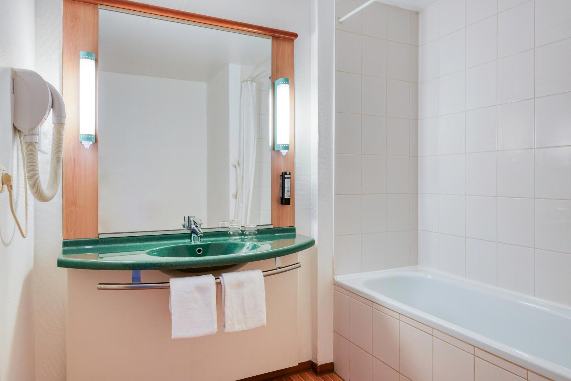B&B Hotel Mons Gare Eksteriør billede